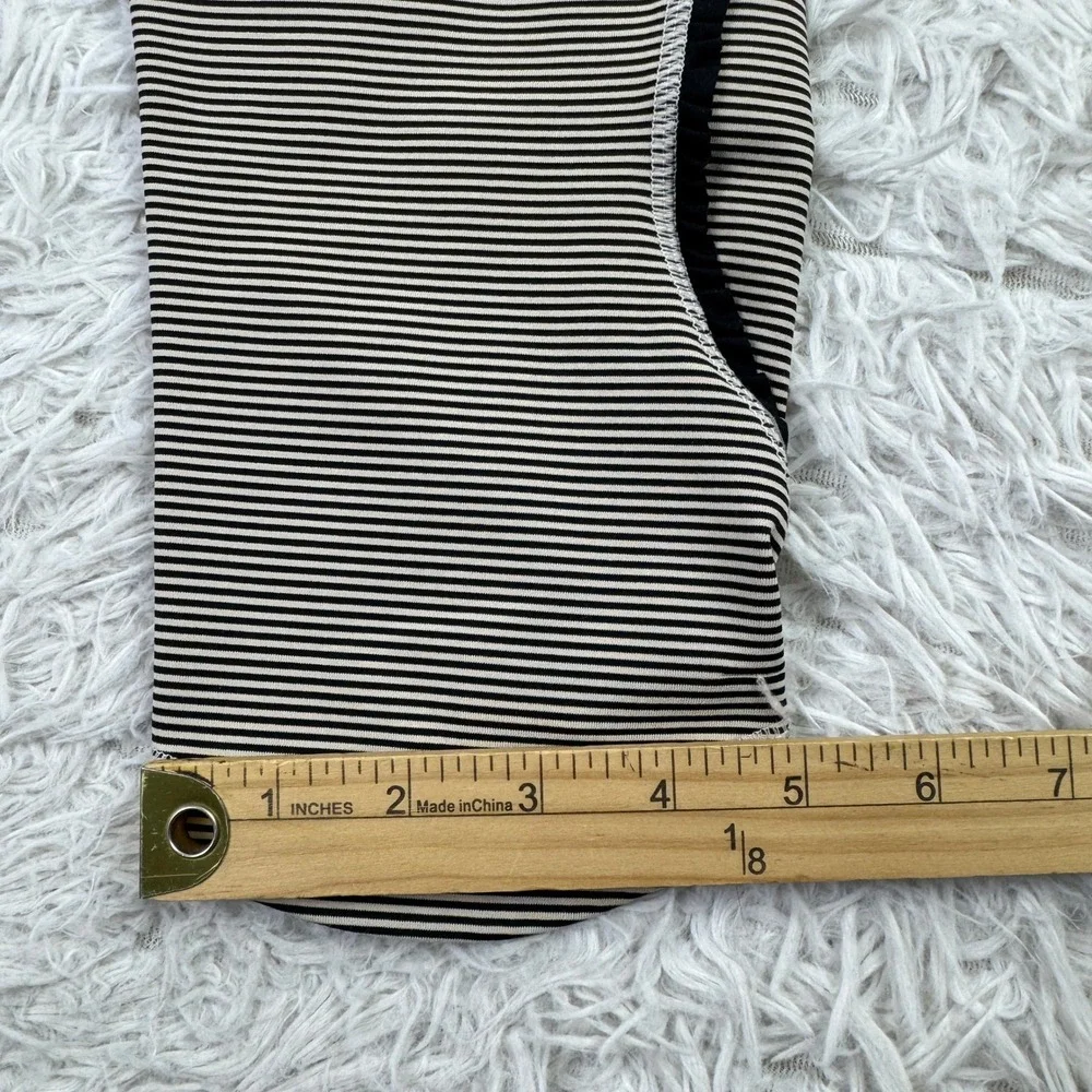 Lululemon Pants Womens 4 Black & White Striped Cropped Leggings Zip Pocket 16